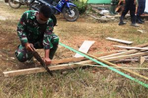 Satgas TMMD Pratu Tarigan Lihai Gunakan Gergaji, untuk Memotong Kayu