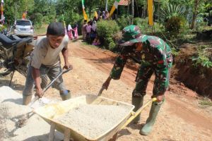 Satgas TMMD Ke 111 Gotong Royong  Bersama Warga Angkut Pasir 