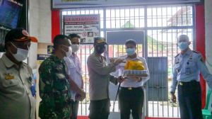 Kapolres Merangin Serahkan Vitamin ke Narapidana Terkonfirmasi Covid-19