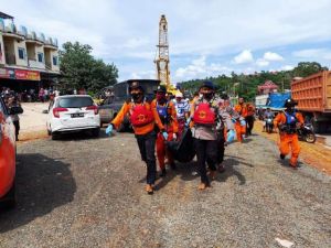 Jasad Pekerja Duplikat Jembatan PT KMU yang Jatuh ke Sungai di Merangin Ditemukan