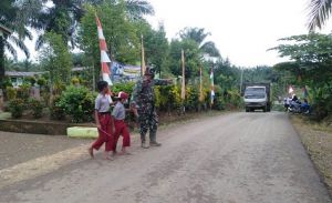 Spontanitas...Satgas TMMD di Desa Bukit Beringin Bantu Siswa SD Menyebrang Jalan 