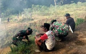 Wujudkan Lingkungan Bersih, Satgas TMMD  Kodim Sarko Gotong Royong Bersama Warga