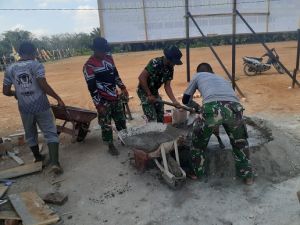 Satgas TMMD dan Warga Aduk Semen Untuk Pengecoran Lantai Pos Jaga