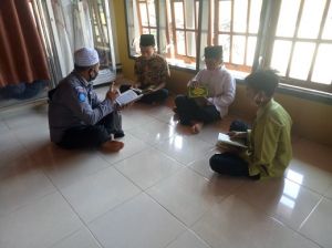 Serda Alfeni Mengajar Baca Al -Qur'an Kepada Anak-Anak Di Desa Bukit Beringin