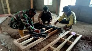 Pasang Jendela RTLH di Desa Bukit Beringin, Serda Joko Sampai Tahan Nafas 