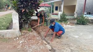 Satgas TMMD Kodim 0420/Sarko Bersama Warga Bersihkan Saluran Air