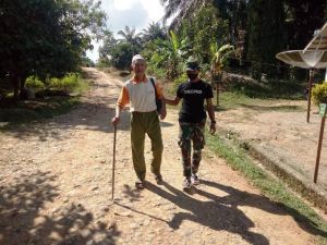 Peduli, Iba, Anggota Satgas TMMD Kodim Sarko Ini Bantu Papah Kakek Soma