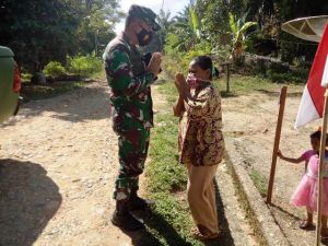 Rumahnya Bakal Dibedah, Tangis Bahagia Esy Saat Rumahnya Dikunjungi Dansatgas