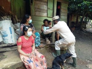 Tim Kesehatan Satgas TMMD Kodim Sarko Bagikan Masker Ke Warga SAD 