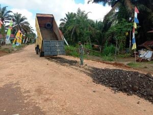 Satgas Lakukan Pengawasan Saat Bahan Material Tiba Di Lokasi Pembangunan Jalan TMMD