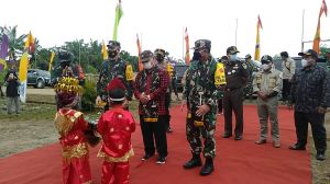Tinjau TMMD Kodim Sarko, Tim Was Ev Mabes TNI Dikalungi Syal Tenun
