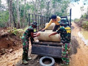 Anggota Satgas TMMD  Kodim Sarko Dibantu Warga Turunkan Gorong - Gorong