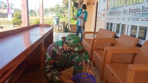 Pasca Kunjungan Wasev, Anggota Satgas TMMD Gotong Royong  Bersihkan Kantor Desa Bukit Beringin