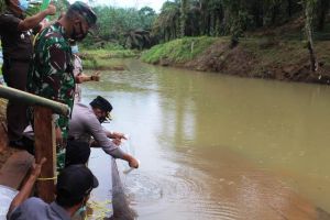 Tim Wasev Tabur Benih Ikan di Lokasi TMMD Desa Bukit Beringin