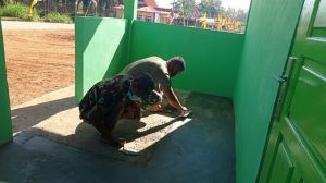 Satgas TMMD Bersama Warga Kebut Plaster Lantai Pos Kamling
