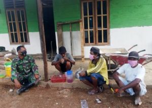 Sambil Nikmati Secangkir Kopi Saat Istirahat, Satgas Berikan Edukasi Ke Warga