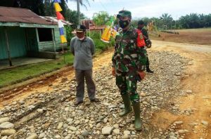 Pantau Proses Pengerjaan Jalan, Dansatgas Harap Perekonomian Masyarakat  Tumbuh  dan Meningkat