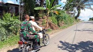 Anggota Tim Kesehatan Satgas TMMD 111 Patroli Cek Kesehatan Anggota Yang Lagi Beraktifitas