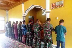 Usai Tinjau Pembangunan Fisik, Dansatgas Tunaikan Shalat Zuhur Di Masjid At Taqwa
