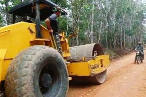 Panas Terik, Anggota Satgas TMMD Tetap Semangat Selesaikan Pengerjaan Sasaran Fisik