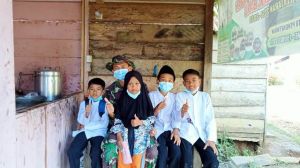 Ingat Keluarga Di Rumah, Anggota Satgas TMMD Jalin Keakraban Dengan Anak-anak di Desa Bukit Beringin