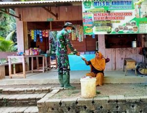 Sosialisasi Prokes, Pratu Gea Juga Membagikan Masker ke Warga
