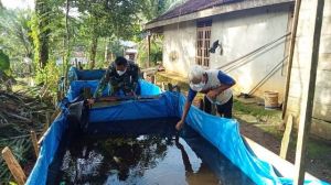 Mahrudin Senang Satgas TMMD 111 Kodim 0420/Sarko Bersihkan Kolam Ikan Lele Miliknya