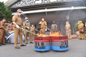 Walikota Jambi Musnahkan 14.120 E-KTP Invalid 