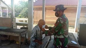 Satgas TMMD Kodim Sarko Tetap Pantau Penerapan Protokol Kesehatan Warga Bukit Beringin