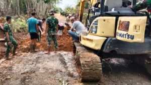 Perlancar Saluaran Air, Satgas TMMD Kodim Sarko Bersama Warga Pasang Gorong–Gorong