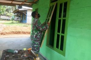 Rampungkan Pengerjaan Rumah, Satgas Pasang Jendela RTLH Suprianto