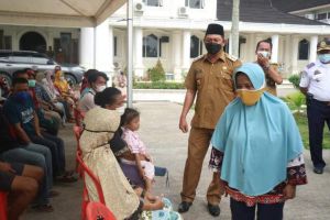 Dipantau Wabup, Warga Antusias Ikuti Vaksinasi Antre Hingga Berjam-jam 