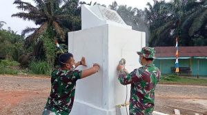 Kreatifnya Anggota TMMD menuangkan Jiwa Seni Ukir Lambang Kebesaran Di Tugu Prasasti