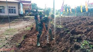 Satgas TMMD Buat Parit Kecil Di Sekeliling Posko Desa Bukit Beringin