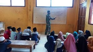 Satgas TMMD Kodim Sarko Mengajar Mengaji di Pesantren Nurul Fattah Desa Bukit Beringin