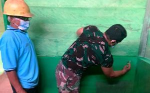 Bergantian Dengan Bapak Muin, Satgas Lanjutkan Pengecatan RTLH