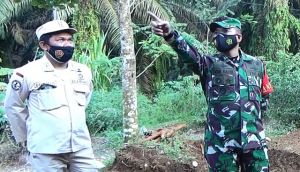 Poskes Dim Dampingi Dansatgas Pantau Kebersihan Lingkungan di Desa Bukit Beringin