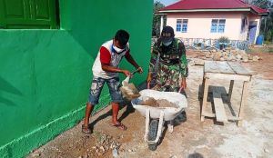 Satgas TMMD Kodim Sarko Bersama Warga Bersihkan Puing Sisa Bangunan Poskamling