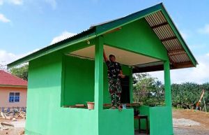 Terlihat Belum Rapi, Satgas TMMD di Desa Bukit Beringin Ini Putuskan Rapikan Cat Plafon Poskamling