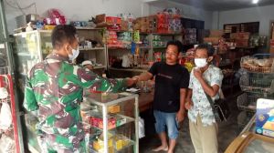 Putus Penyebaran Covid-19, Satgas Datangi Warung di Desa Bukit Beringin Bagikan Masker