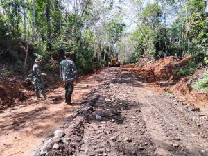 Pengerasan Jalan TMMD 111 Kodim Sarko di Desa Bukit Beringin Dikebut