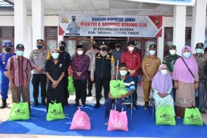 Polda Jambi Salurkan Bansos ke Warga Terdampak Covid-19