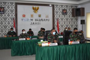 Danrem 042/Gapu Pimpin Rapat Karhutla dan Penanganan Covid-19 Melalui Vicon