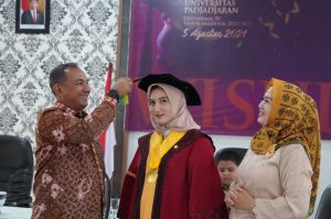 Danrem 042/Gapu dan Istri Dampingi Sang Putri Diwisuda Secara Virtual