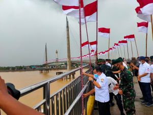 Gubernur Jambi Kibarkan 1000 Bendera Merah Putih di Jembatan Gentala Arasy