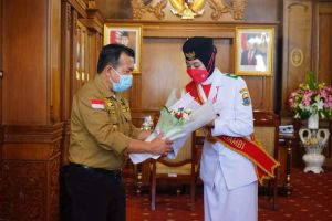 Al Haris Beri Cendramata Kedua Anggota Paskibraka Utusan Jambi di Istana Negara