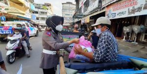 Polres Tanjabbar Bagikan Sembako dan Ajak Warga, Abang Becak Patuhi Prokes
