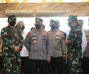 Kapolri dan Panglima TNI Tinjau Serbuan Vaksinasi di Kalbar 