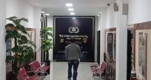 Kenakan Kaos dan Celana Jeans, Hendry Penuhi Panggilan Penyidik KPK di Polda Jambi