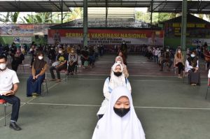 Hujan Seharian, Warga Tetap Antusias Untuk Divaksin 